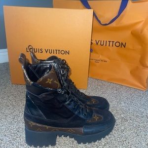 LOUIS VUITTON Laureate Platform Desert Boots!